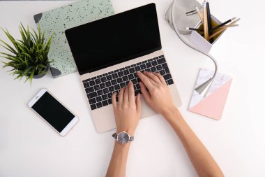 Masada, üstten görünüm laptop ile çalışan kadın. Mockup tasarım için
