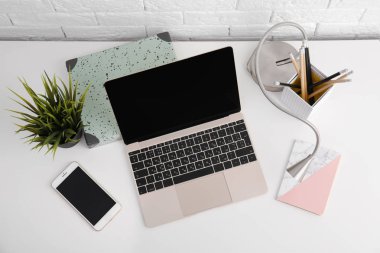 Modern çalışma alanı Tablo görünümünün üst laptop ile. Mockup tasarım için