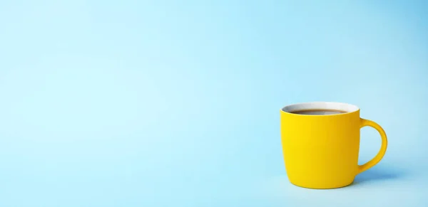 Gele Keramische Cup Met Warme Aromatische Koffie Kleur Achtergrond — Stockfoto