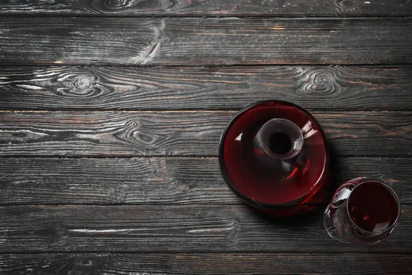 Dekanter Und Glas Mit Rotwein Auf Holzgrund Draufsicht — Stockfoto