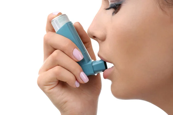 Mujer Joven Que Usa Inhalador Asma Sobre Fondo Blanco Primer — Foto de Stock