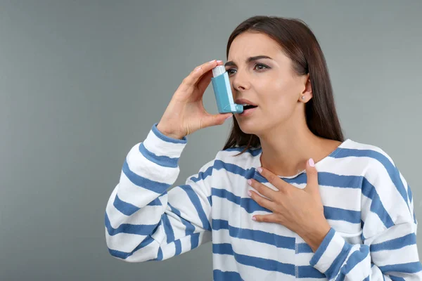 Young Woman Using Asthma Inhaler Color Background — Stock Photo, Image