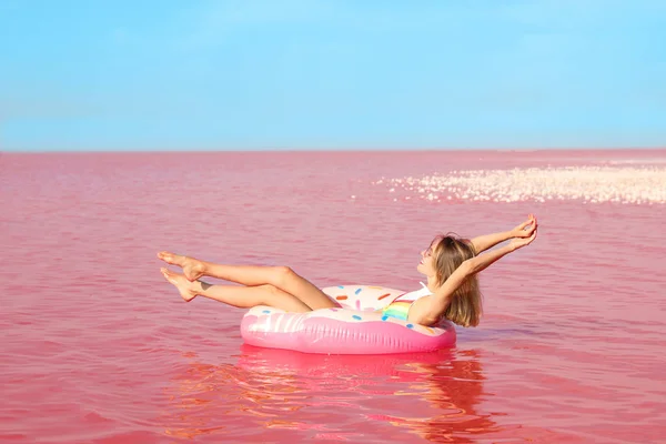 Красивая Женщина Надувным Кольцом Позирует Возле Розового Озера Солнечный День — стоковое фото