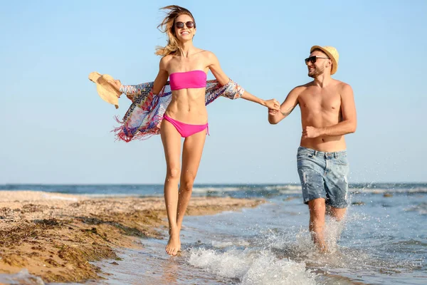 年轻夫妇在海滩上共度时光 — 图库照片
