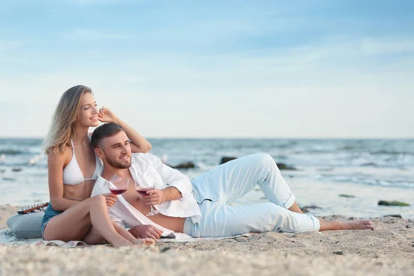 Pareja Joven Con Copas Vino Playa — Foto de Stock