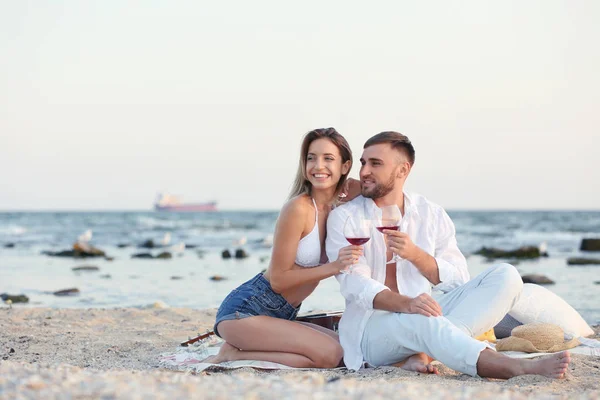 Junges Paar Mit Weingläsern Strand — Stockfoto