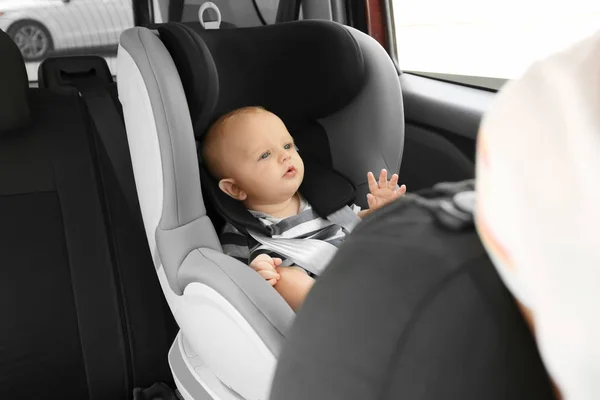 Kleines Baby Kindersitz Auto — Stockfoto