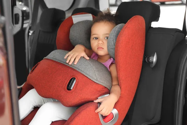 Niña Afroamericana Asiento Seguridad Para Niños Dentro Del Coche — Foto de Stock