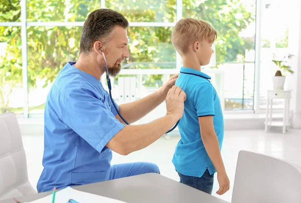 Examencommissie Kind Mannelijke Medisch Assistent Kliniek — Stockfoto