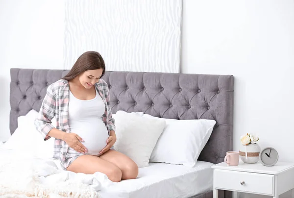 Joven Mujer Embarazada Hermosa Sentada Cama Tocando Vientre Casa — Foto de Stock