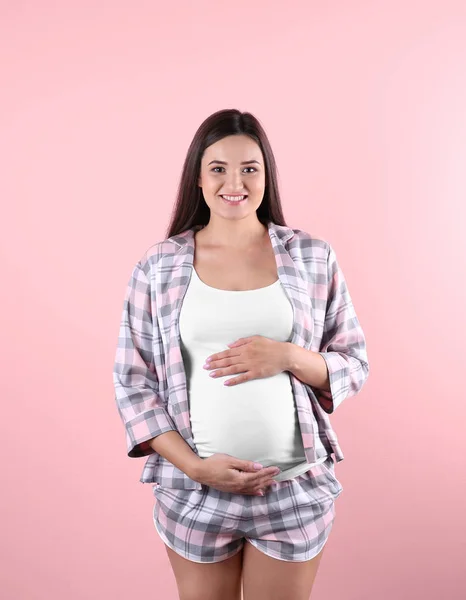 Mulher Grávida Bonita Mãos Dadas Barriga Contra Fundo Cor — Fotografia de Stock