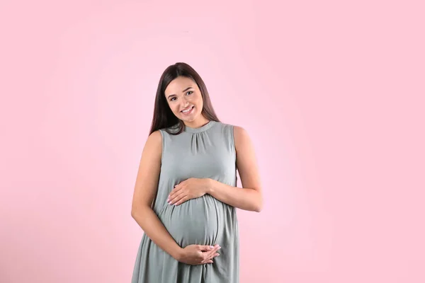 Piękne Kobiety Ciąży Trzymając Się Ręce Brzuchu Przed Kolor Tła — Zdjęcie stockowe