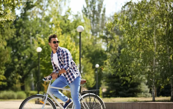 Красивий Молодий Хіпстер Їде Велосипеді Парку — стокове фото