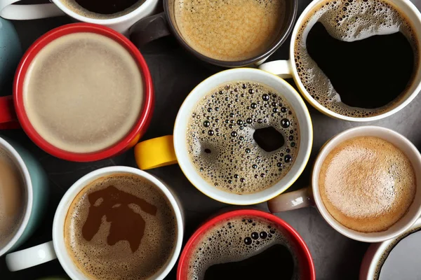 Viele Tassen Mit Leckerem Aromatischen Kaffee Auf Dem Tisch Flach — Stockfoto