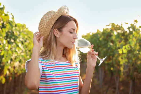 Молодая Красивая Женщина Дегустирует Вино Винограднике Солнечный День — стоковое фото