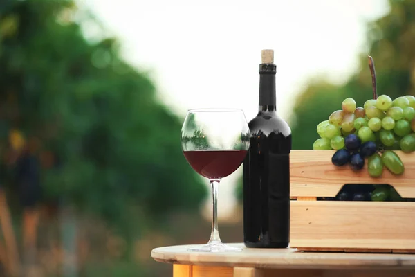 Fles Glas Rode Wijn Met Verse Druiven Houten Tafel Wijngaard — Stockfoto