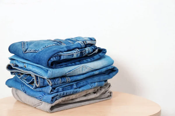 Stack Van Verschillende Jeans Tafel Tegen Witte Achtergrond Ruimte Voor — Stockfoto