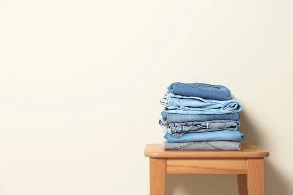 Stack Van Verschillende Jeans Tafel Tegen Lichte Achtergrond Ruimte Voor — Stockfoto