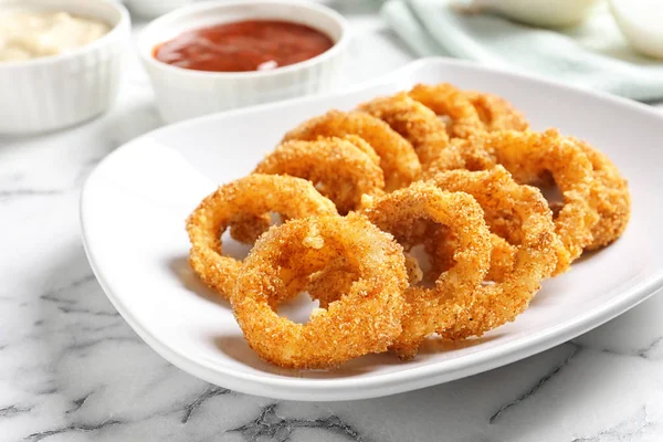 Placa Con Aros Caseros Cebolla Frita Crujiente Salsa Mesa Mármol — Foto de Stock