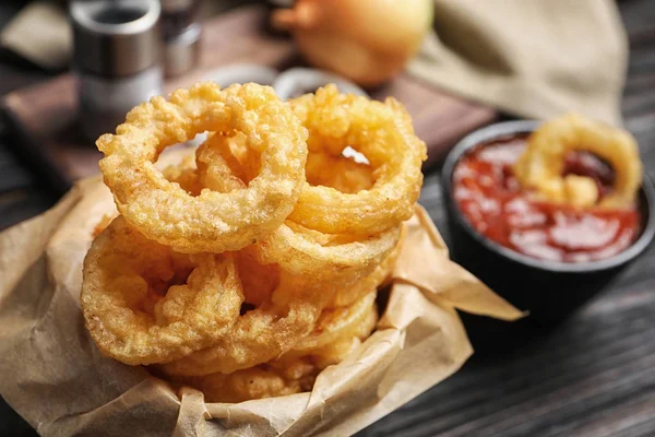 Louça Com Caseiro Crocante Anéis Cebola Frita Molho Tomate Mesa — Fotografia de Stock