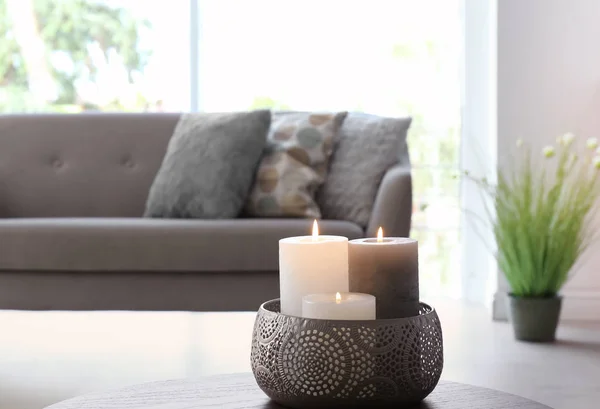 Vaso Com Velas Acesas Mesa Sala Estar — Fotografia de Stock