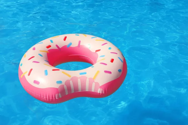 Anneau Gonflable Flottant Dans Piscine Jour Ensoleillé — Photo