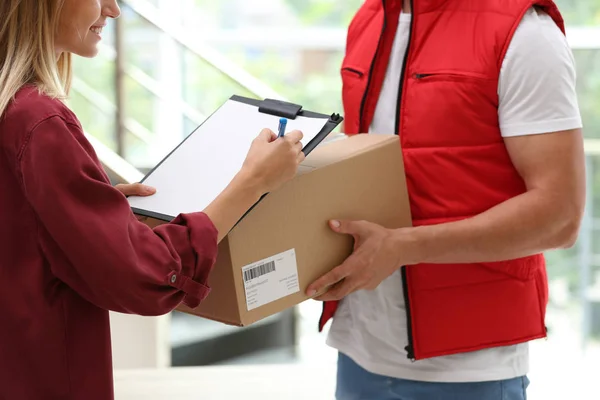 Mujer Joven Firmando Papeles Para Paquete Entrega Interior Servicio Mensajería — Foto de Stock