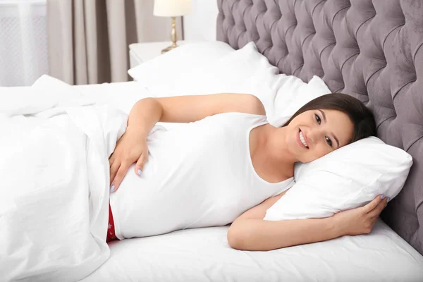 Mooie Zwangere Vrouw Slapen Met Comfortabel Kussen Bed Tegen Een — Stockfoto