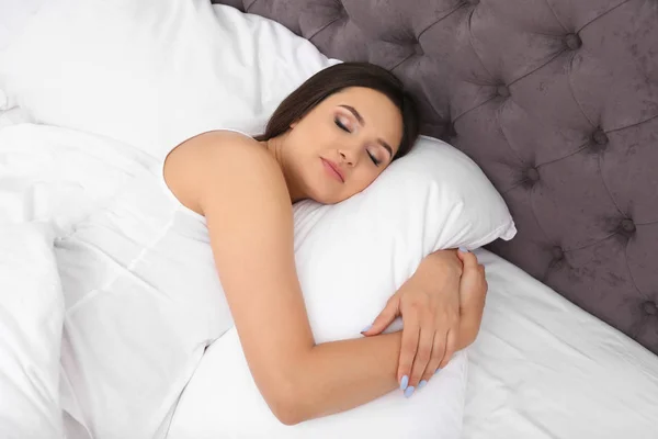 Vacker Gravid Kvinna Sover Med Bekväm Kudde Sängen Mot Färg — Stockfoto