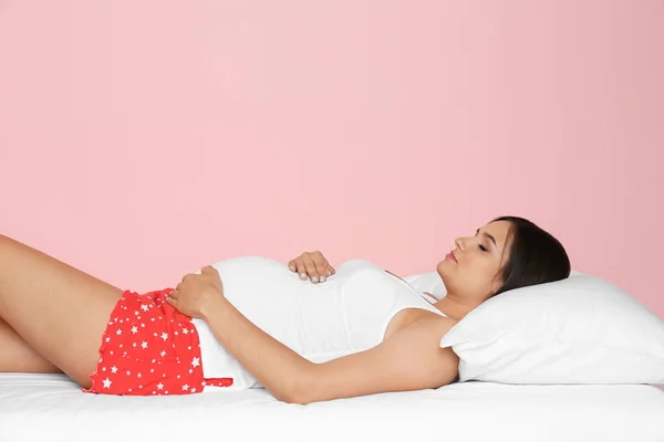 침대에 베개와 임신한 — 스톡 사진