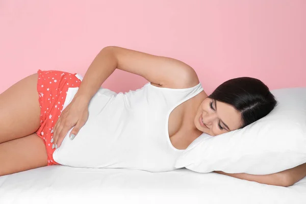 Beautiful Pregnant Woman Lying Comfortable Pillow Bed Color Background — Stock Photo, Image