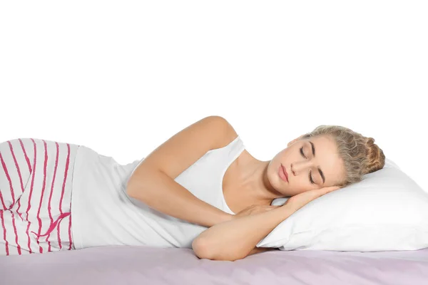 若い女性が自宅のベッドで枕を抱いて — ストック写真