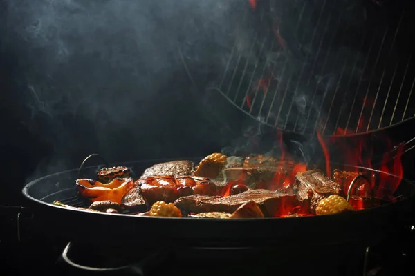 Verschiedene Leckere Fleisch Und Gemüse Auf Dem Grill — Stockfoto