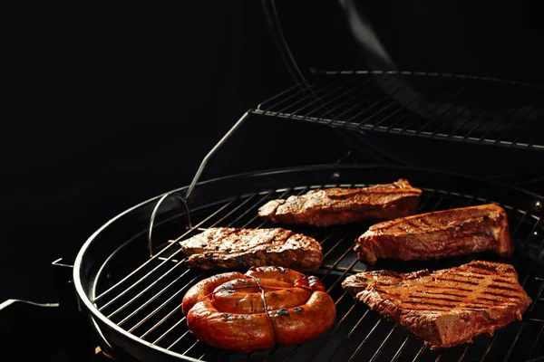 Carnes Frescas Parrilla Bistecs Salchichas Parrilla —  Fotos de Stock