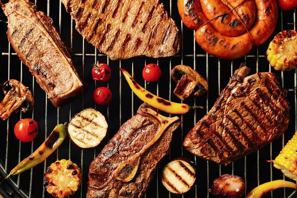 Fresh Grilled Meat Steaks Vegetables Barbecue Grate Top View — Stock Photo, Image