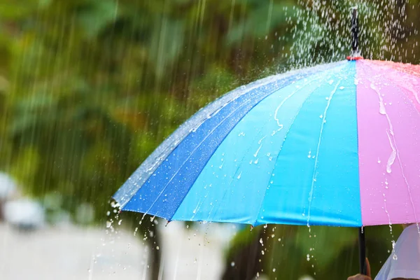 Persona Con Paraguas Brillante Bajo Lluvia Calle Primer Plano — Foto de Stock