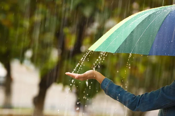 Mulher Com Guarda Chuva Brilhante Sob Chuva Rua Close — Fotografia de Stock