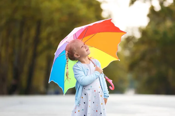 Милая Маленькая Девочка Ярким Зонтиком Улице — стоковое фото