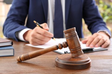 Tokmak ve bulanık avukat arka plan üzerinde belgeleriyle çalışma