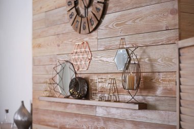 Şık iç dekorasyon ahşap duvar ile şömine raf