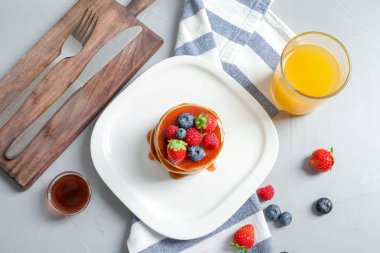 Lezzetli gözleme ve çilek masada düz yatıyordu kompozisyonu