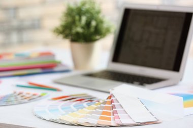 Boya renk paleti örnekleri ve tablo, closeup üstünde laptop