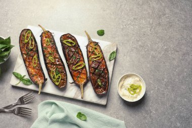 Tahta masa, üstten görünüm kızarmış patlıcan dilimleri ile