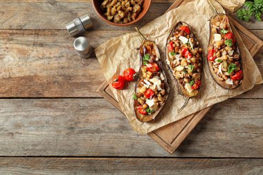 Doldurulmuş patlıcan ve ahşap masa üzerinde metin için yer düz yatıyordu kompozisyonu