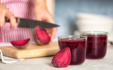 Pancar smoothies ve arka plan üzerinde bulanık kadın gözlük
