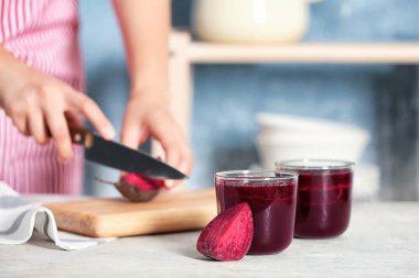 Pancar smoothies ve arka plan üzerinde bulanık kadın gözlük