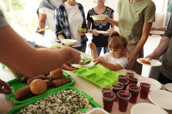 Voluntarios Sirviendo Comida Para Pobres Interior — Foto de Stock