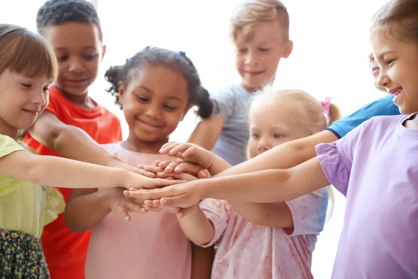 Crianças Pequenas Levantando Mãos Juntas Dentro Casa Conceito Unidade — Fotografia de Stock