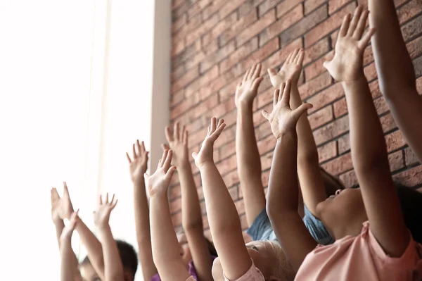 Crianças Pequenas Levantando Mãos Juntas Dentro Casa Conceito Unidade — Fotografia de Stock