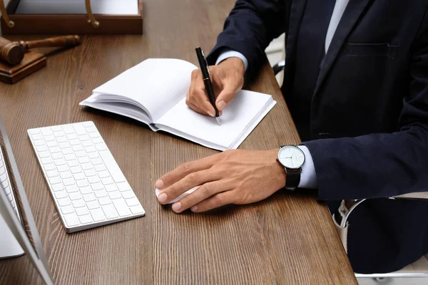 Erkek Avukat Bilgisayar Notebook Masada Closeup Çalışma — Stok fotoğraf
